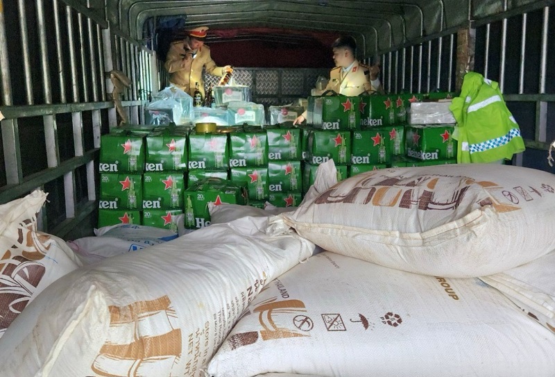 Phòng CSGT Công an Hà Tĩnh phát hiện150 thùng bia Heineken và nhiều hàng hóa không rõ nguồn gốc