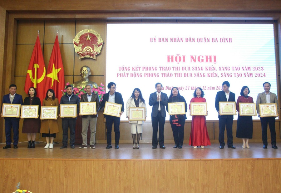 Lãnh đạo quận Ba Đình trao khen thưởng cho các cá nhân, tập thể có thành tích xuất sắc trong phong trào thi đua sáng kiến, sáng tạo năm 2023.