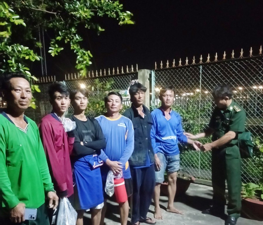 6 ngư dân Bạc Liêu đang được Bộ đội Biên phòng Trà Vinh chăm sóc. (ảnh CTV cung cấp)
