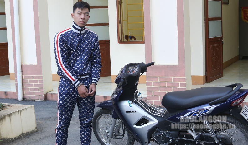 Hà Viễn Dương và chiếc xe mô tô mà đối tượng vờ rao bán trên mạng