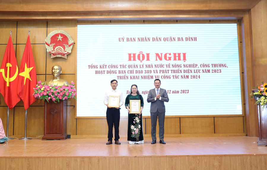 Lãnh đạo quận Ba Đình trao giấy chứng nhận OCOP cho 2 chủ thể với 6 sản phẩm.