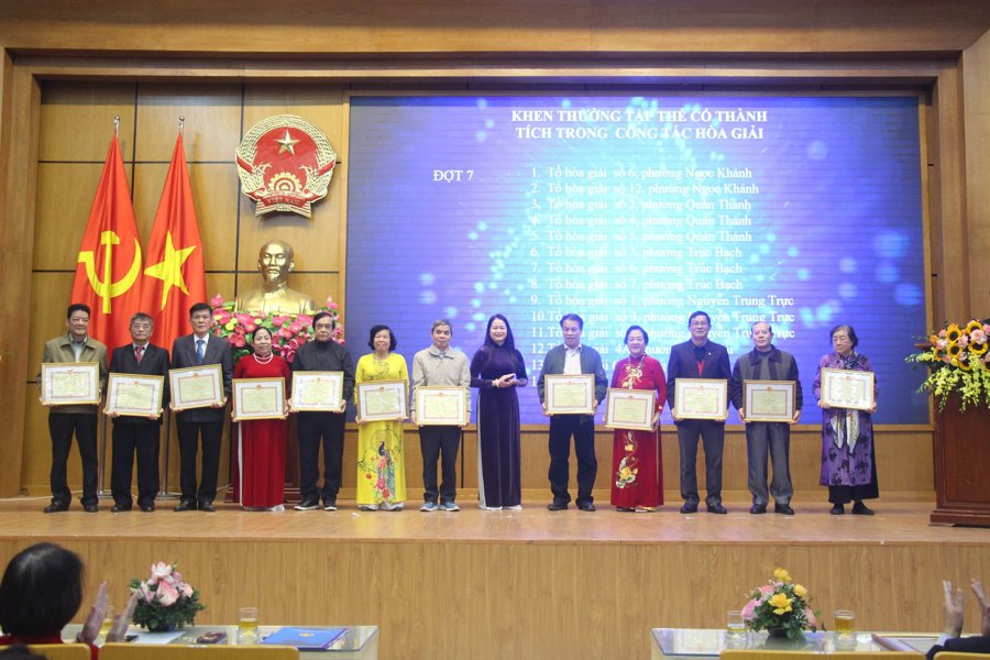 Lãnh đạo quận Ba Đình trao khen thưởng cho các tập thể có thành tích. 