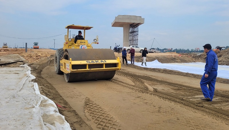 Thời tiết thuận lợi, dự án đường bộ cao tốc Bắc- Nam qua tỉnh Hà Tĩnh tiếp tục được đẩy nhanh tiến độ thi công