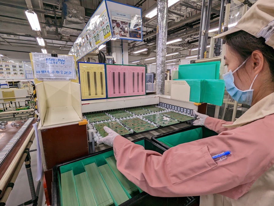 Sản xuất linh kiện tại Công ty TNHH Điện tử Meiko Việt Nam, Khu công nghiệp Thạch Thất. Ảnh: Thanh Hải