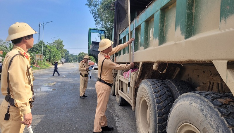 Các lực lượng chức năng ở tỉnh Hà Tĩnh tăng cường kiểm soát giao thông tại các dự án trọng điểm