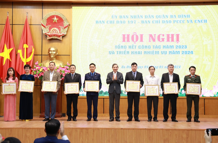 Lãnh đạo quận Ba Đình trao khen thưởng cho các tập thể có thành tích xuất sắc. 