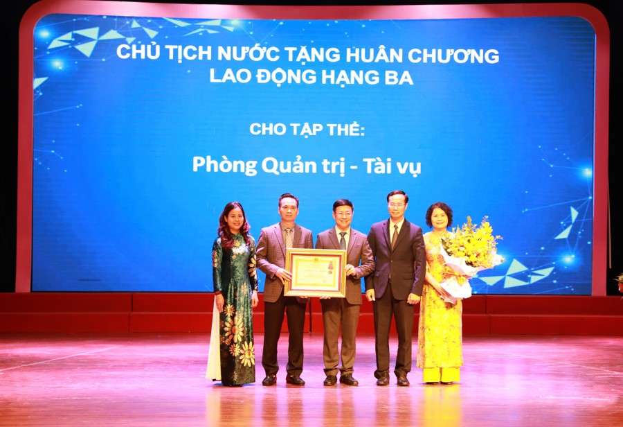 Tập thể Phòng Quản trị - Tài vụ thuộc Văn phòng UBND TP đón nhận Huân chương Lao động hạng Ba. 