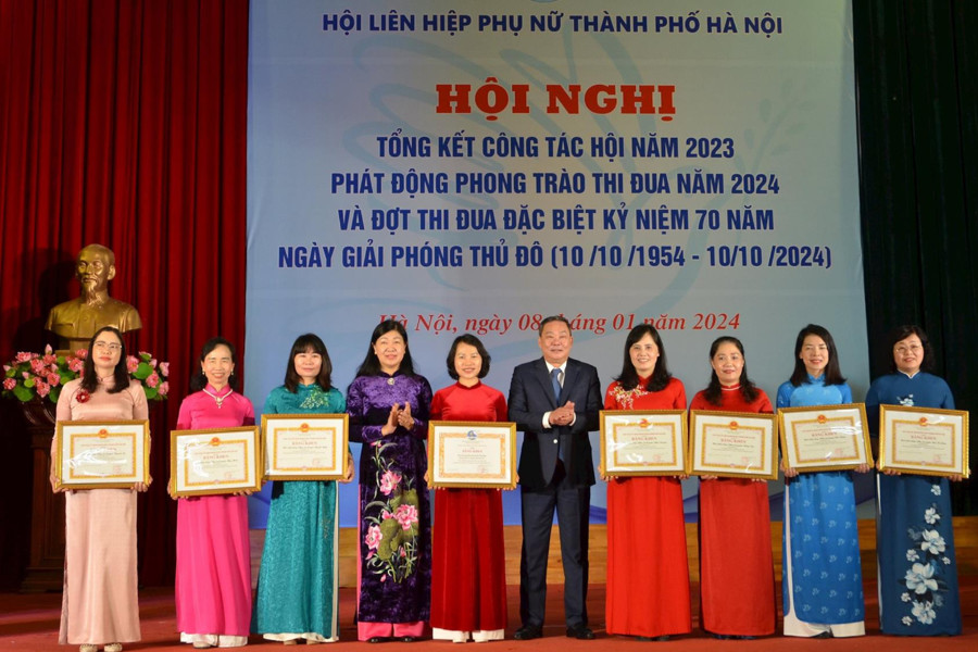Chủ tịch Ủy ban MTTQ Việt Nam TP Hà Nội Nguyễn Lan Hương và Phó Chủ tịch Thường trực UBND TP Hà Nội Lê Hồng Sơn khen thưởng các cơ sở Hội.
