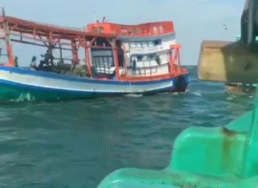 Tàu cá của ngư dân vừa bị tàu khác đâm va vì giành ngư trường trên vùng biển Tây Cà Mau (ảnh cắt từ clip ngư dân cung cấp)