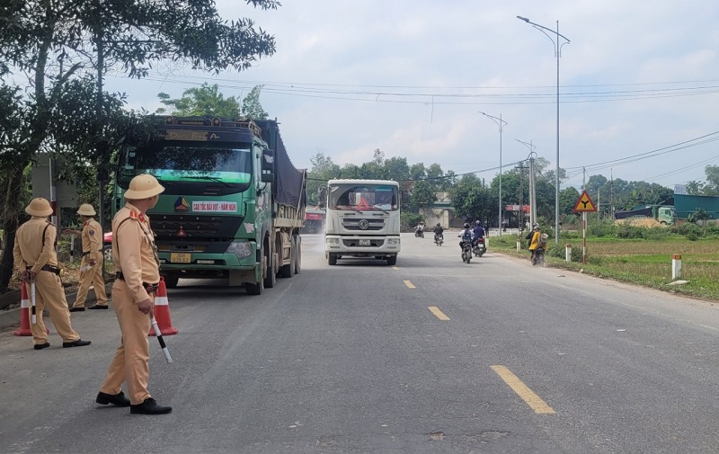 Lực lượng Cảnh sát Giao thông, Công an Hà Tĩnh tăng cường tuần tra, kiểm soát giao thông