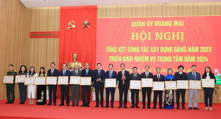 Lãnh đạo Quận ủy Hoàng Mai trao thưởng các tổ chức cơ sở Đảng xuất sắt trong năm 2024. Ảnh HM
