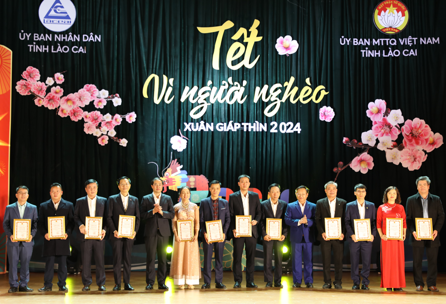 Đồng chí Trịnh Xuân Trường, Phó Bí thư Tỉnh ủy, Chủ tịch UBND tỉnh trao chứng nhận cho các tập thể tham gia ủng hộ "Tết vì người nghèo"