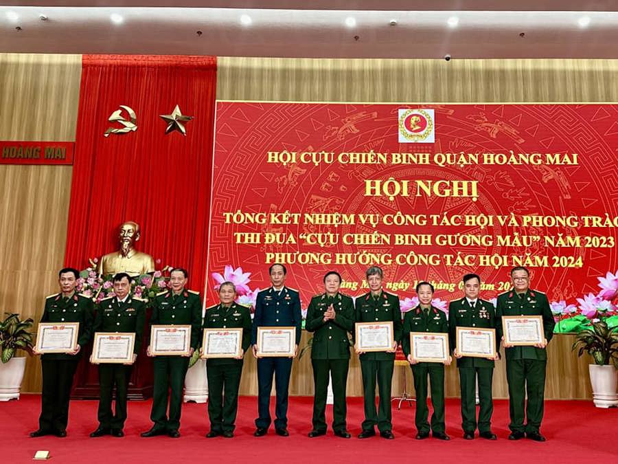 Lễ khen thưởng các “Cựu chiến binh gương mẫu” quận Hoàng Mai năm 2023. Ảnh HM