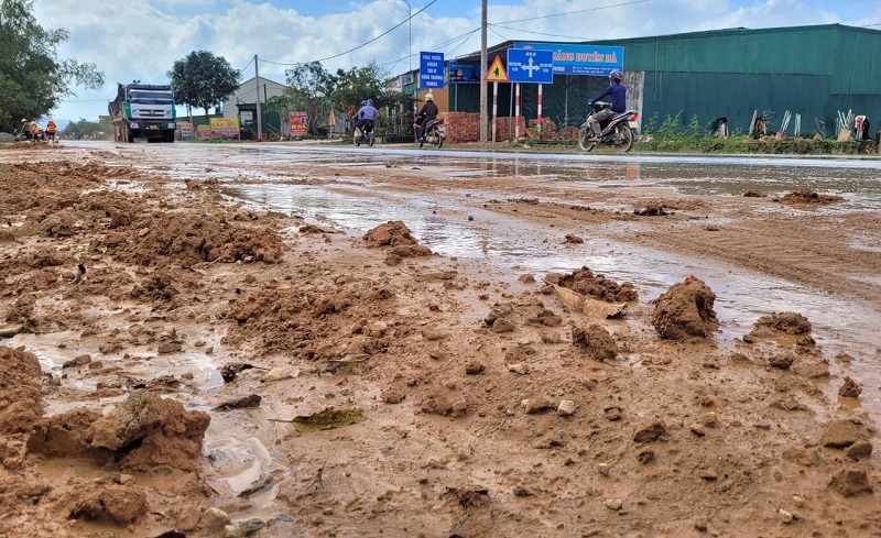 Bùn đất nhầy nhụa trên tuyến Tỉnh lộ 17 đoạn qua xã Tân Lâm Hương, huyện Thạch Hà