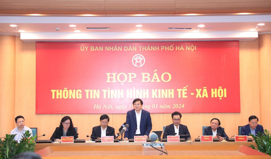 Chánh Văn phòng UBND Thành phố Trương Việt Dũng thông tin tại cuộc họp báo