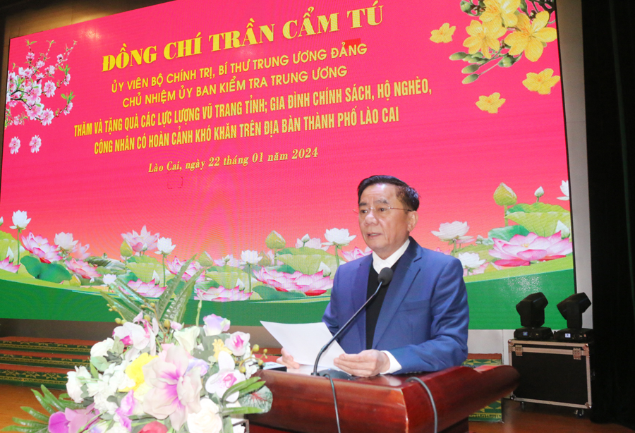 Đồng chí Trần Cẩm Tú, Chủ nhiệm Ủy ban Kiểm tra Trung ương, phát biểu tại buổi tặng quà.