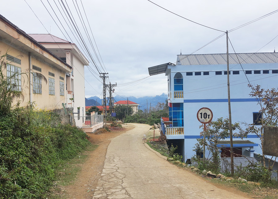 Năm 2024, tỉnh Lào Cai sẽ triển khai đầu tư các dự án cấp điện cho các thôn bản thuộc xã nghèo chưa có điện lưới Quốc gia, phát triển hệ thống lưới điện cao thế, trung và hạ thế, đảm bảo 100% thôn bản ở các xã nghèo được sử dụng điện lưới.
