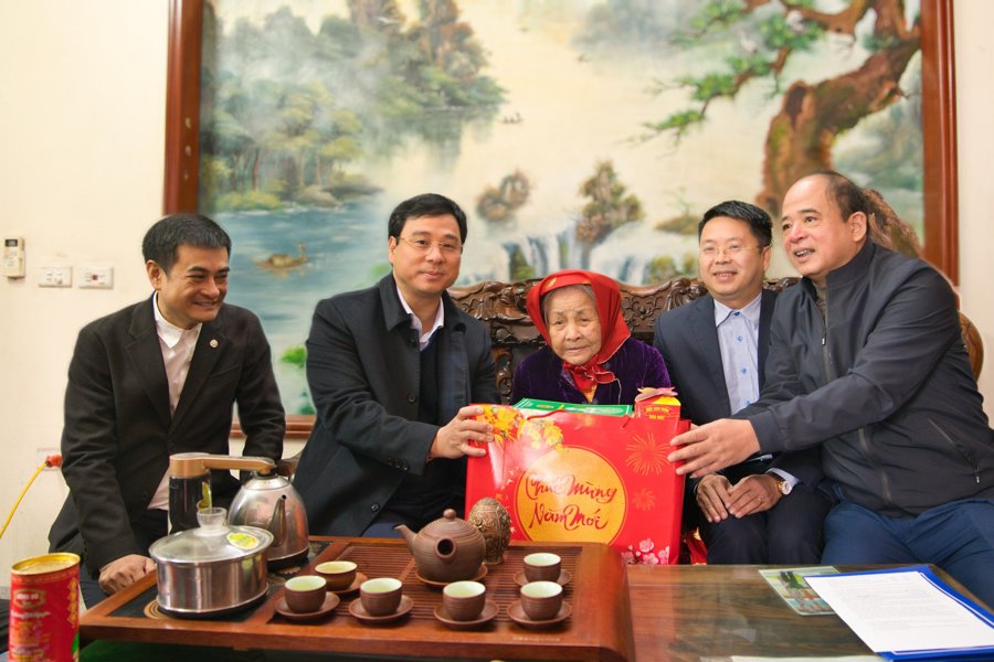 Lãnh đạo quận Hoàng Mai đã đi thăm, tặng quà mẹ liệt sĩ Trương Bạch Đằng. Ảnh AT