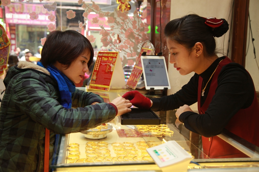 Mua bán vàng tại cửa hàng trên phố Trần Nhân Tông, quận Hai Bà Trưng. Ảnh: Phạm Hùng 