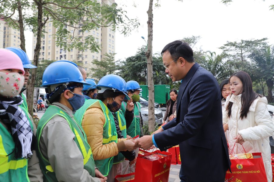 Chủ tịch LĐLĐ TP Hà Nội Phạm Quang Thanh động viên đoàn viên, công nhân lao động Công ty Cổ phần môi trường đô thị Tây Đô