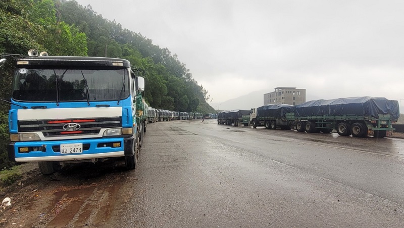Trên tuyến Quốc lộ 12C đoạn gần Cảng quốc tế Lào- Việt có hàng trăm xe đầu kéo chở kali, than đá nằm “án binh, bất động”