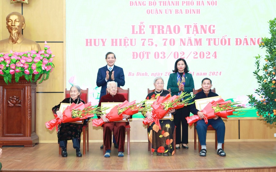 Phó Bí thư Thường trực Thành uỷ Nguyễn Thị Tuyến trao huy hiệu Đảng tặng các đảng viên lão thành thuộc Đảng bộ quận Ba Đình. 