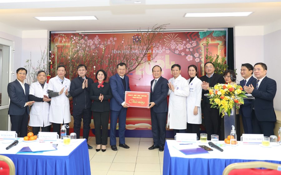 Phó Bí thư Thành ủy, Chủ tịch HĐND TP Hà Nội Nguyễn Ngọc Tuấn tặng quà Tết tới cán bộ, nhân viên Bệnh viện Ung bướu Hà Nội.