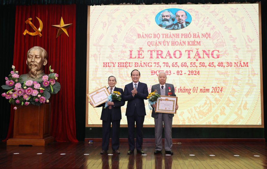 Phó Bí thư Thành ủy, Chủ tịch HĐND TP Hà Nội Nguyễn Ngọc Tuấn trao Huy hiệu Đảng cho các đảng viên lão thành
