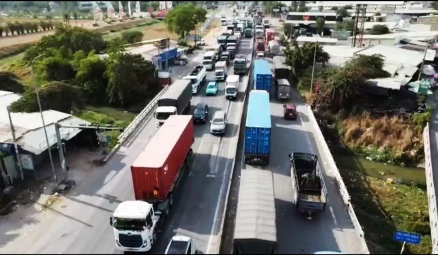 Quốc lộ 51 (đoạn qua TP Biên Hòa, tiếp giáp với huyện Long Thành, tỉnh Đồng Nai) kẹt xe nghiêm trọng trong nhiều ngày qua. Hình chụp ngày 28/1/2024, Trương Hiệu.