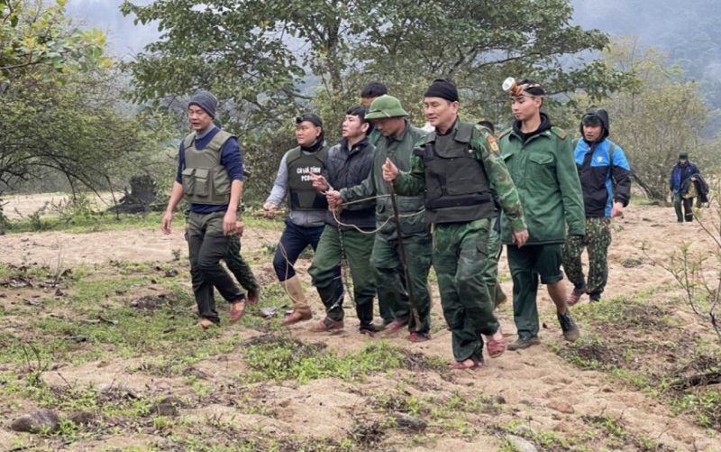 Các lực lượng chức năng di lý đối tượng Nguyễn Hồng Sơn về cơ quan công an (ảnh Công an Hà Tĩnh)