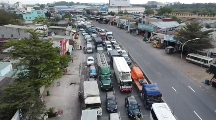 Dòng xe và người lưu thông "rùa bò" qua đoạn đường khoảng 5 km thuộc địa bàn tỉnh Đồng Nai) nhưng mất vài giờ đồng hồ. Ảnh chụp ngày 29/1/2024, Trương Hiệu. 