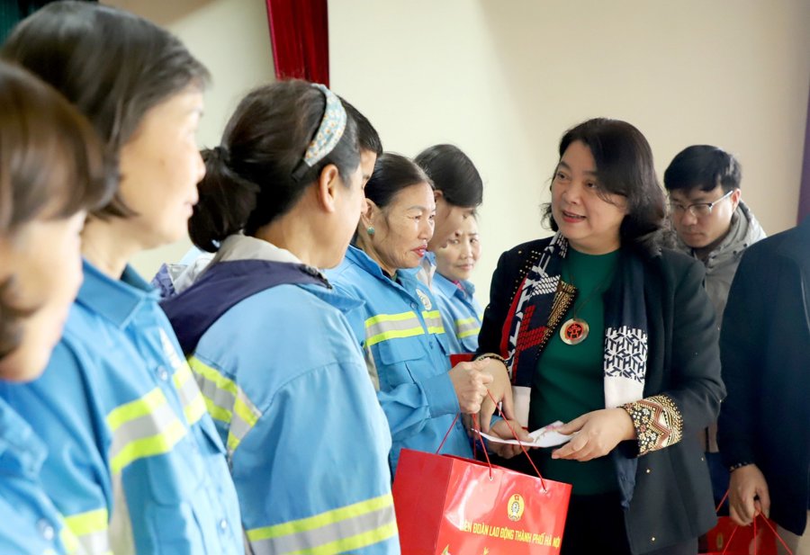 Phó Chủ tịch LĐLĐ TP Hà Nội Nguyễn Thị Thu Thủy trao quà tới những công nhân môi trường 