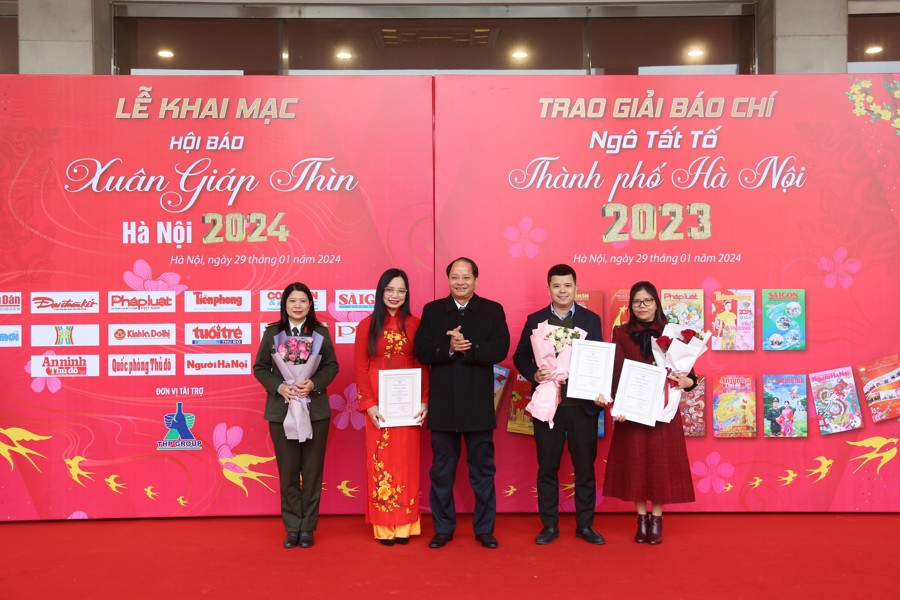 Trưởng ban Tuyên giáo Thành ủy Hà Nội Nguyễn Doãn Toản trao giải Nhất cho các tác giả, nhóm tác giả, trong đó có nhóm tác giả của Báo Kinh tế & Đô thị