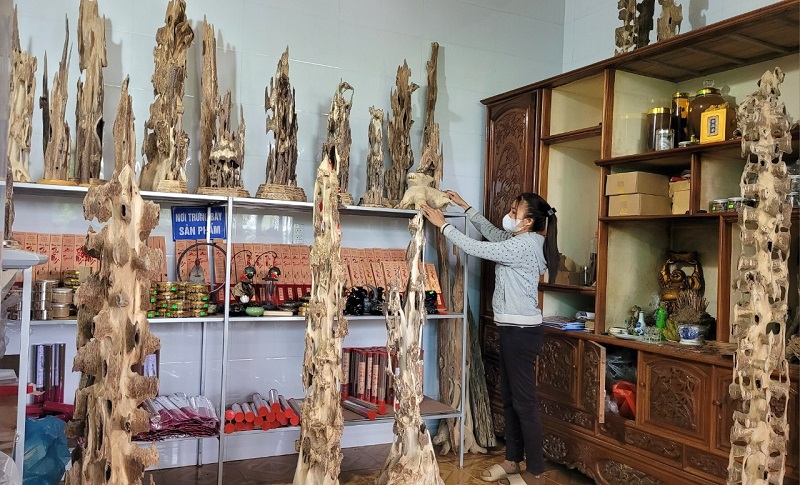 Người dân xã Phúc Trạch, huyện Hương Khê sản xuất ra nhiều mặt hàng khác nhau từ cây gió trầm phục vụ thị trường tết Nguyên đán