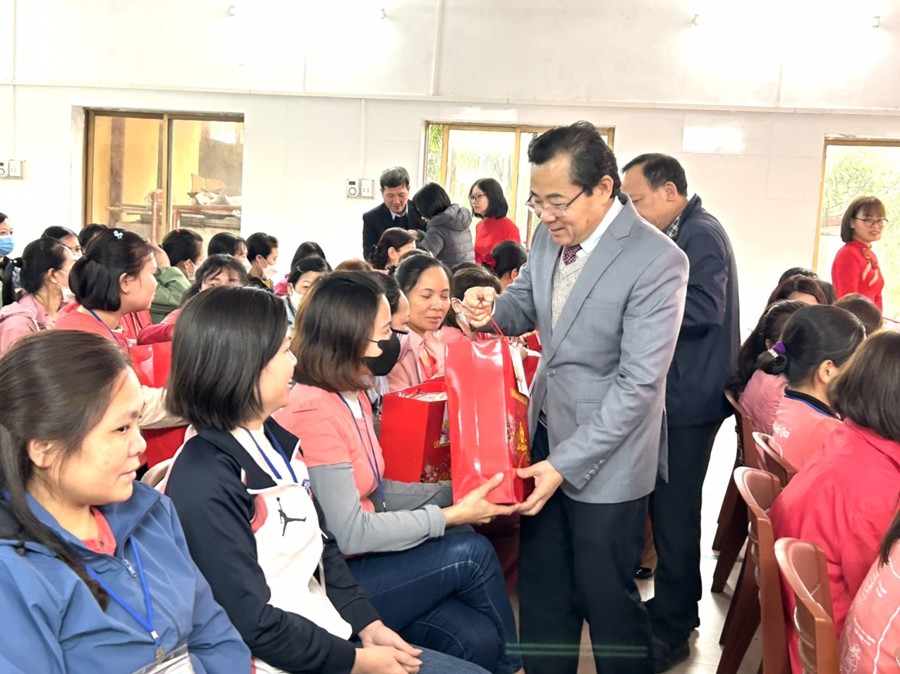 Phó Chủ tịch LĐLĐ TP Hà Nội Nguyễn Hữu Chính tặng quà, chúc Tết đoàn viên, người lao động tại Công ty TNHH May Nam Sơn