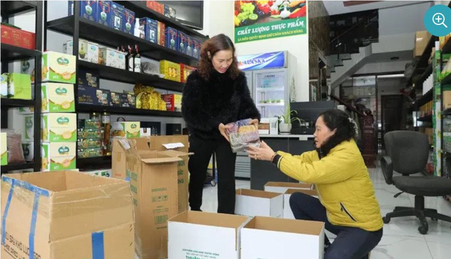 Khách mua nông sản chế biến của tỉnh Bắc Giang tại cửa hàng giới thiệu và bán sản phẩm OCOP, số 454, đường Lê Lợi (TP Bắc Giang).