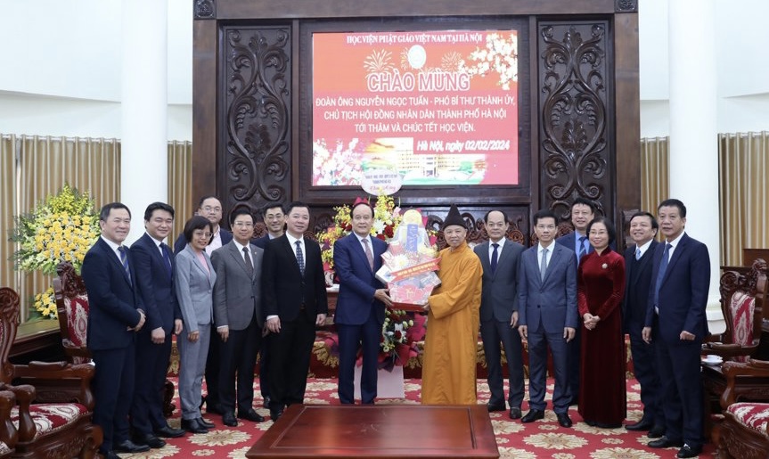 Thay mặt lãnh đạo TP Hà Nội, Chủ tịch HĐND TP Nguyễn Ngọc Tuấn chúc Tết, tặng quà Học viện Phật giáo Việt Nam