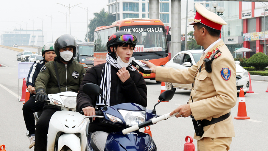 Lực lượng CSGT Công an TP Bắc Giang đo nồng độ cồn đối với người điều khiển phương tiện giao thông trên đường Hùng Vương, sáng 30/1/2024.