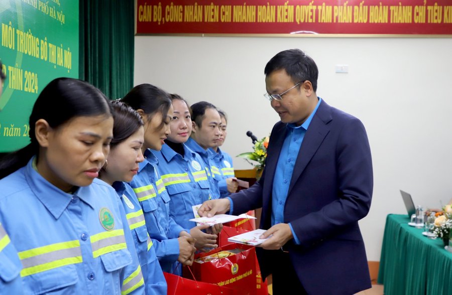 Chủ tịch LĐLĐ TP Hà Nội Phạm Quang Thanh tặng quà Tết cho công nhân lao động Công ty TNHH Một thành viên Môi trường đô thị Hà Nội 