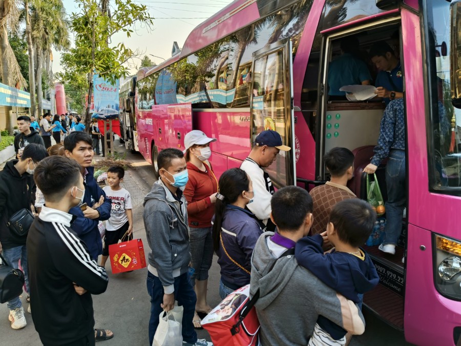 Hàng trăm công nhân tại tỉnh Đồng Nai được tặng vé xe về quê ăn Tết Giáp Thìn 2024, khởi hành lúc 7 giờ sáng ngày 3/2/2024, chương trình do LĐLĐ tỉnh Đồng Nai tổ chức.
