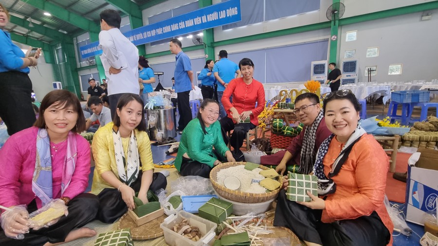 Công đoàn Khu công nghiệp Biên Hòa tổ chức thi nấu bánh chưng và tặng bánh cho công nhân ở trọ ăn Tết xa quê dịp Tết 2024.