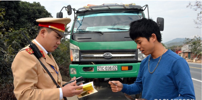 Cán bộ Phòng CSGT Công an tỉnh kiểm tra hành chính lái xe tải trên tuyến Quốc lộ 1, đoạn qua địa bàn huyện Chi Lăng