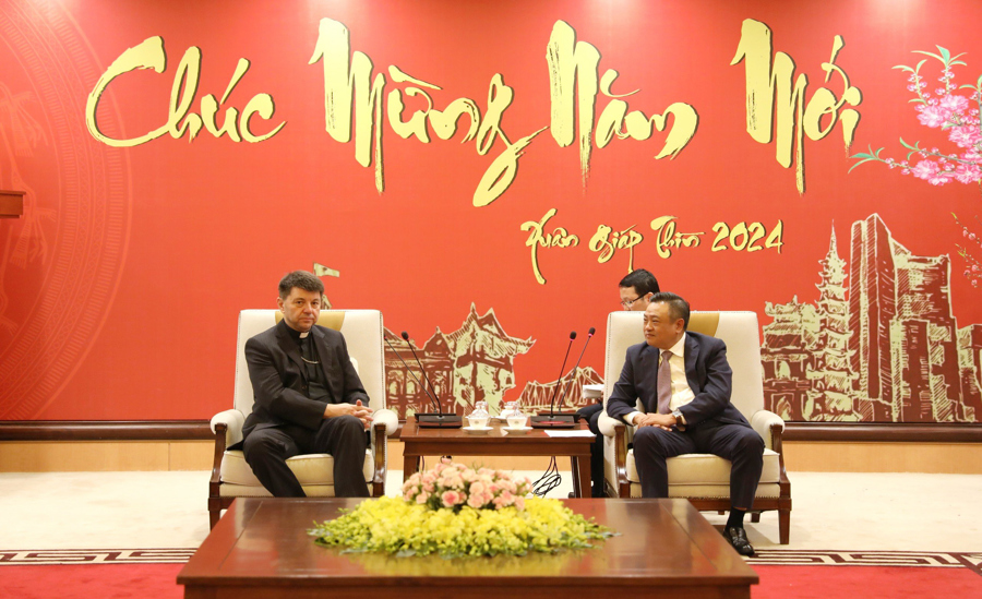 Chủ tịch UBND TP Hà Nội Trần Sỹ Thanh tiếp Tổng giám mục Marek Zalewski - đại diện thường trú Tòa thánh Vatican tại Việt Nam.