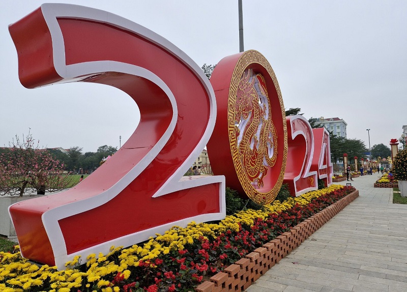 Quảng trường Thành Sen ở trung tâm TP Hà Tĩnh được trang trí rực rỡ sắc màu chào mừng mùa Xuân mới Giáp Thìn 2024