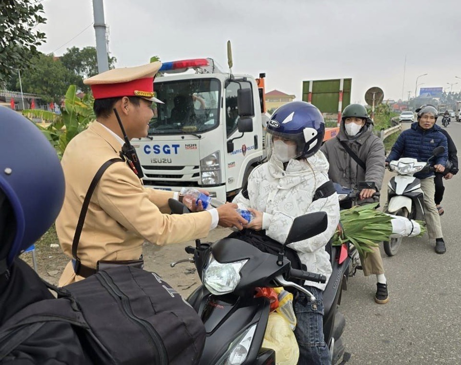 Lực lượng CSGT Công an tỉnh Vĩnh Phúc lập chốt hỗ trợ, hướng dẫn người dân về quê đón Tết an toàn. Ảnh Lương Giang. 