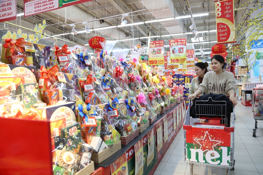Người dân mua sắm hàng Tết tại siêu thị. Ảnh: Thanh Hải
