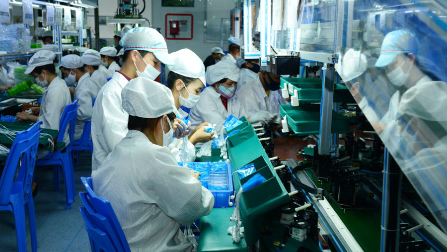 Lắp ráp linh kiện điện tử tại Công ty TNHH New Wing Interconnect Technology (KCN Vân Trung).