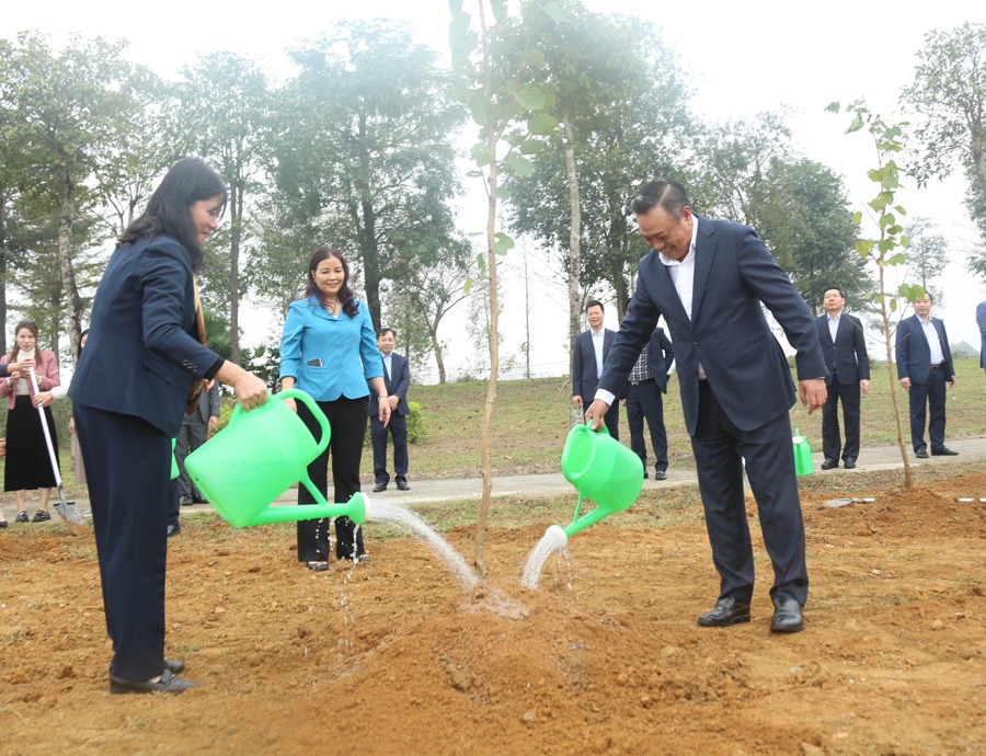 Chủ tịch UBND TP Hà Nội Trần Sỹ Thanh trồng cây tại công viên phần mềm Khu Công nghệ cao Hoà Lạc.