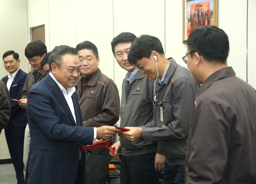 Chủ tịch UBND TP Hà Nội Trần Sỹ Thanh lì xì đầu năm cho nhân viên Công ty TNHH Hanwha Aero Engines.
