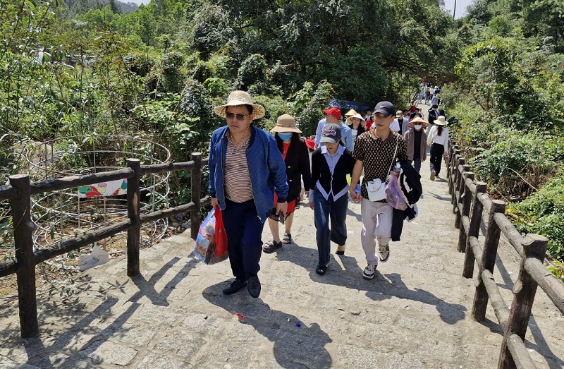 Khách du lịch nườm nượp đến tham quan, vãn cảnh chùa Hương Tích ở xã Thiên Lộc, huyện Can Lộc
